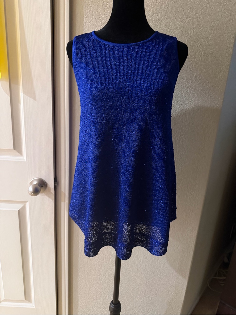 Sleeveless sequined tunic top